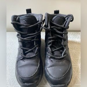 Boys Nike Manoa boots- preschool size 1 Black
